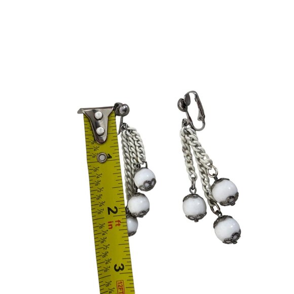 VINTAGE CELEBRITY White Clip On earrings Long Dangling - Picture 5 of 5